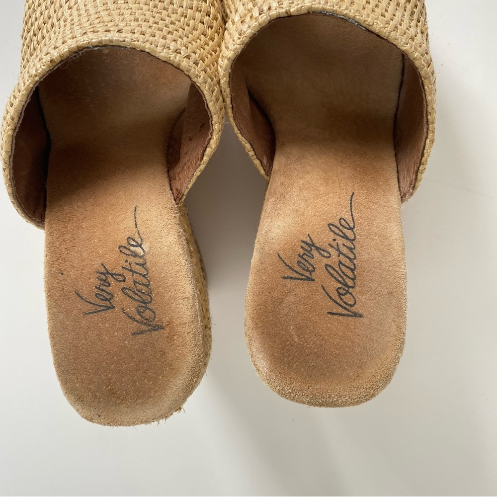 🌻Very Volatile Tan Wedge Woman’s Shoes size 6 with Natural Textures - Picture 4 of 10